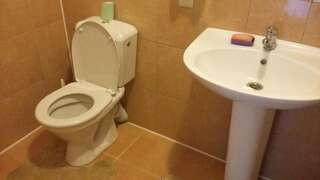 Гостевой дом Guest House Karina Пицунда Семейный номер с видом на сад-1