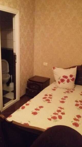 Гостевой дом Guest House Karina Пицунда Стандартный трехместный номер с видом на море-1