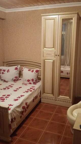 Гостевой дом Guest House Karina Пицунда Стандартный трехместный номер-1